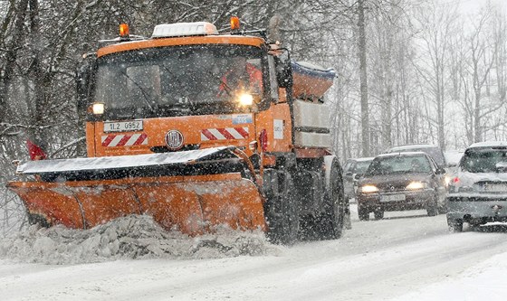 Sníh uzavel pro kamiony silnici z Tanvaldu k hraninímu pechodu Harrachov. Ilustraní foto
