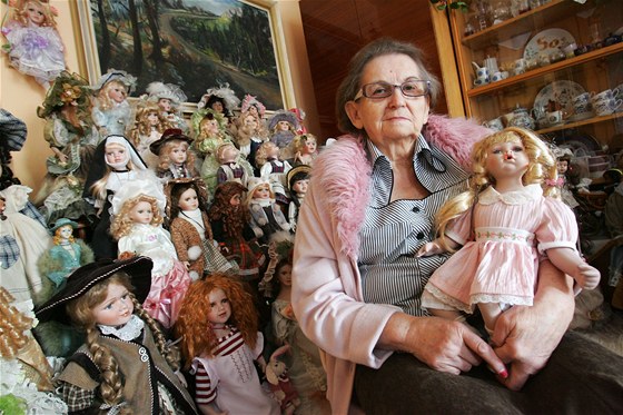 Seniorka stihla za pt let nasbírat tém 150 panenek.