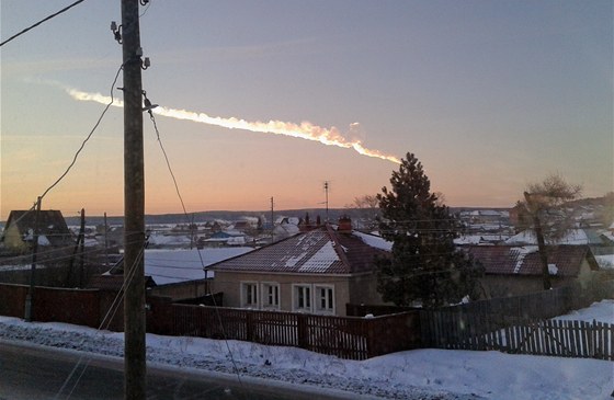 Na snímku je zachycen meteorit, který proletl blízko ruské vesnice Boloje...