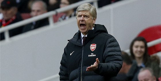 DALÍ SELHÁNÍ. Trenér Arsene Wenger sleduje, jak jeho Arsenal prohrává