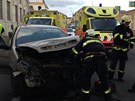 Pi stetu dvou aut v Praze na Smchov se zranili dva lid.