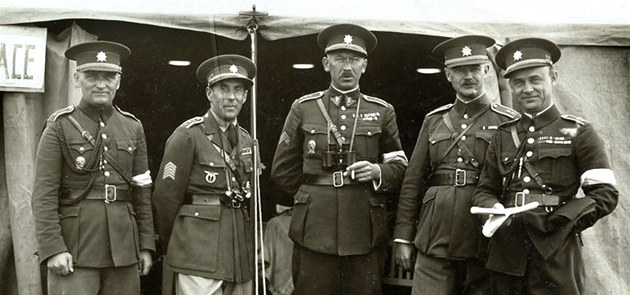 Brigádní generál František Moravec (zcela vpravo) na dobovém snímku se svými Brigádní generál František Moravec (zcela vpravo) na dobovém snímku se svými