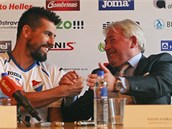 HOTOVO. Útočník Milan Baroš si podává ruku se svým manažerem Pavlem Paskou.