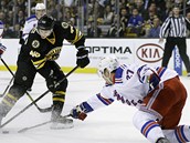 Ryan McDonagh (vpravo) z NY Rangers se pokou vypchnout puk Davidu Krejmu z