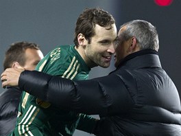 Sparanský trenér Vítzslav Lavika se zdraví s brankáem Chelsea Petrem echem.