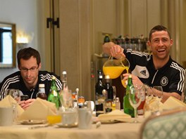 SNÍDAN Obránce Chelsea Gary Cahill pi snídani v hotelu Four Seasons. U stolu...