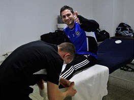 Frank Lampard ped tréninkem Chelsea v péi fyzioterapeuta.