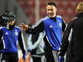 ÚSMV NA TRÉNINKU. Obránce John Terry se smje na tréninku, který Chelsea...