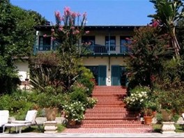 Sdlo Helen Mirrenov le v Hollywood Hills v Kalifornii a je postaven ve...