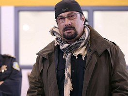 Steven Seagal u dobrovolnky, jak se chovat pi steleckm toku ve kole.