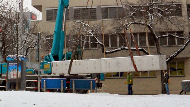 Sthovn truhlk zkomplikovalo cestu chodcm i idim.