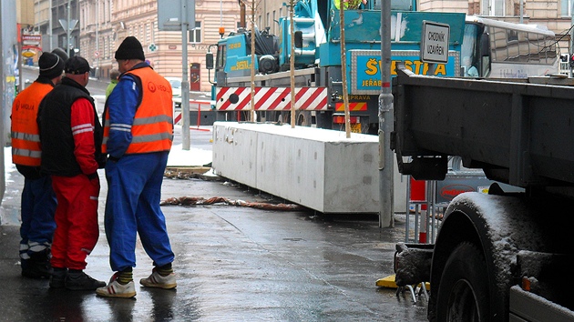 Zamstnanci vodren ekaj na pesthovn truhlku, pak teprve mohli zat s opravou.