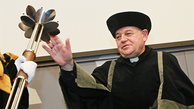 Arcibiskup prask Dominik Duka na univerzit v Hradci Krlov, kde pevzal estn doktort. (12. nora 2013)