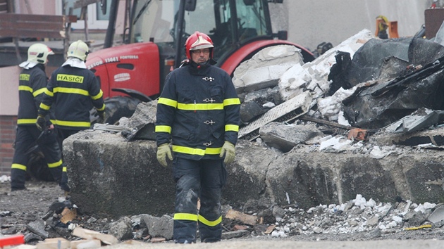 Hasii ve Frentt pod Radhotm prochzej mezi ruinami domu zdemolovanho vbuchem. (18.2.2013)