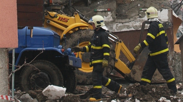 Hasii ve Frentt pod Radhotm prochzej ped ruinou domu zdemolovanho vbuchem. (18.2.2013)