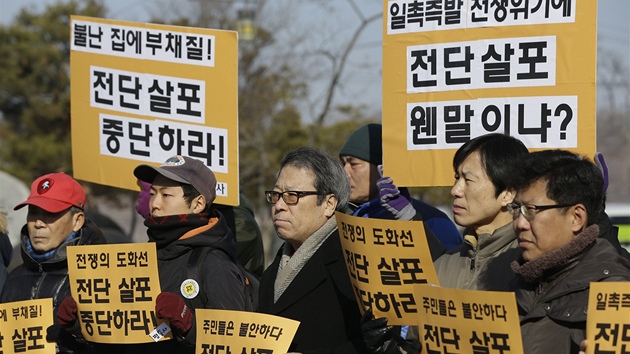 U hranic Jin Koreje s KLDR v den nedoitch 71. narozenin Kim ong-ila protestovaly destky lid proti komunistickmu reimu (16. nora 2013)