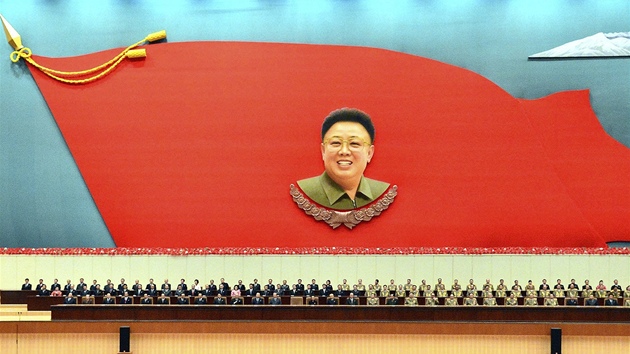Pchjongjang si pipomnl nedoit 71. narozeniny bvalho vdce Kim ong-ila. (16. nora 2013)