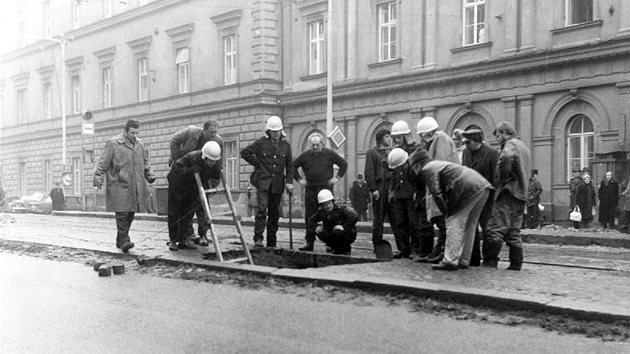 V Pekask ulici v Brn se 15. nora 1976 propadl nstupn ostrvek u tramvaje do dutiny vyplaven vodou.