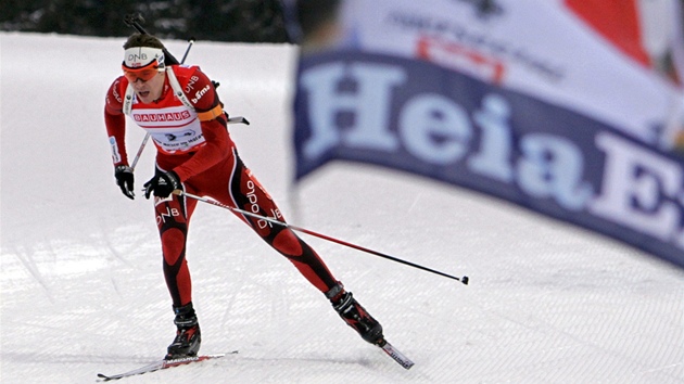 DO CLE. Emil Hegle Svendsen zvod za norskou tafetu na biatlonovm ampiontu.