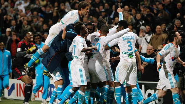 HROMADA. Fotbalist Marseille bouliv slav gl v zpase francouzsk ligy proti Valenciennes.