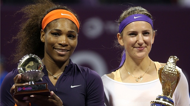 S TROFEJEMI. Serena Williamsov (vlevo) a Victoria Azarenkov po vzjemnm finle na turnaji v Kataru, kter vyhrla Bloruska.