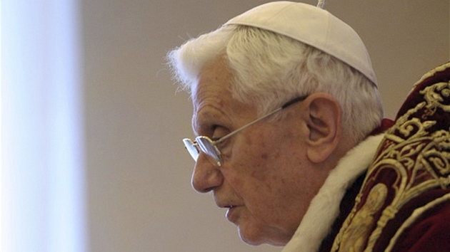 Pape Benedikt XVI. bhem klov konzistoe, na n oznmil svou rezignaci. (11. nora 2013)
