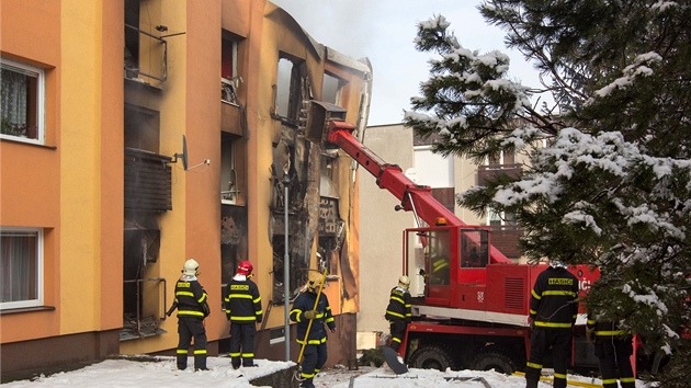 DEMOLICE. Krtce po dohaen objektu zaali zchrani pokozen dm demolovat (17. nora 2013)