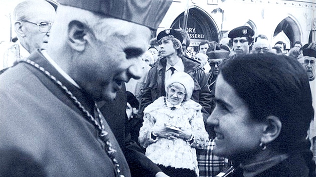 Mnichovsk arcibiskup Josef Ratzinger se zdrav s mladou nevidomou enou ped odjezdem do Vatiknu, kam ho pozval pape Jan Pavel II. (25. listopadu 1981)