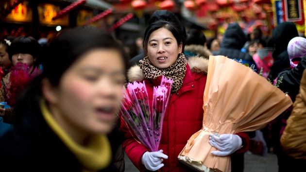 Porodavai kvtin v nskm Pekingu se v den zamilovanch doslova nezastav. (14. nora 2013)