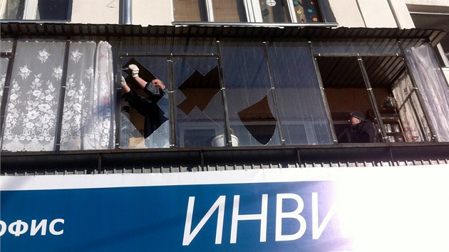 Nrazov vlna, zpsoben pdem meteoritu nad ruskm eljabinskem, rozbjela okna a spoutla autoalarmy. (15. nora 2013)