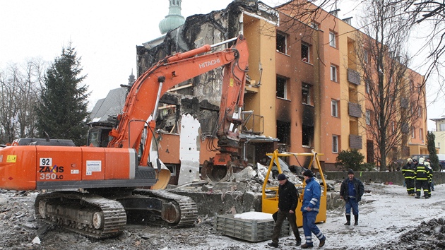 Statik rozhodl o demolici domu, spolen ze s vedlej bytovkou se mus odezat. (19. nora 2013)