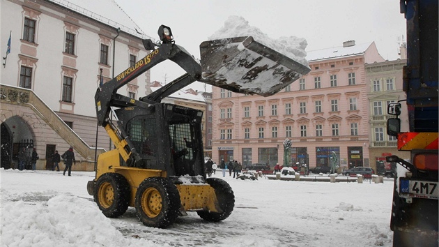 Odvoz snhu z  olomouckho Hornho nmst.