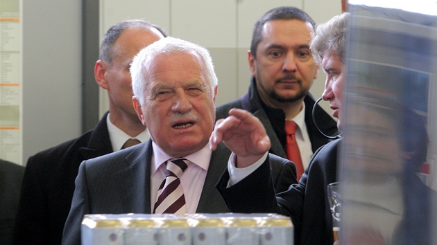 Prezident Vclav Klaus pijel do eskch Budjovic. Nvtvu zahjil v Budjovickm Budvaru, kde slavnostn spustil strnu piva do plechovek.