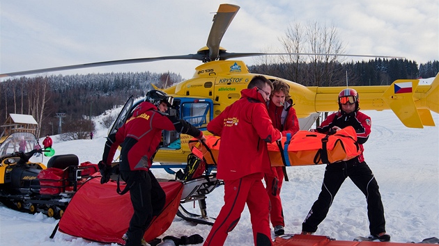 Horská sluba piváí zranného k záchranáskému vrtulníku (ilustraní snímek).