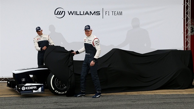 ODHALENÍ. Pastor Maldonado a Valtteri Bottas pedstavují monopost týmu Williams