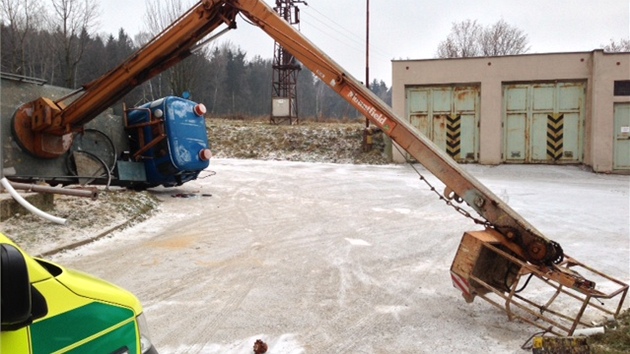 Pevrcen nkladn auto Avia s manipulan ploinou v arelu firmy v obci Brte nedaleko Vysokho Mta. Dva mui utrpli pi pdu ploiny porann konetin a skonili v nemocnici.