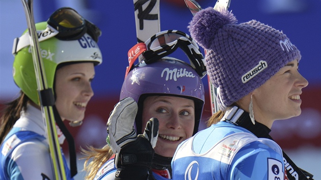 Ti nejlep z obho slalomu en (zleva) bronzov Anna Fenningerov, vtzka  Tessa Worleyov a stbrn Tina Mazeov.