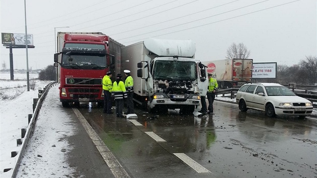 Na rychlostn silnici R1 se srazily tyi kamiony (13. nora 2013).