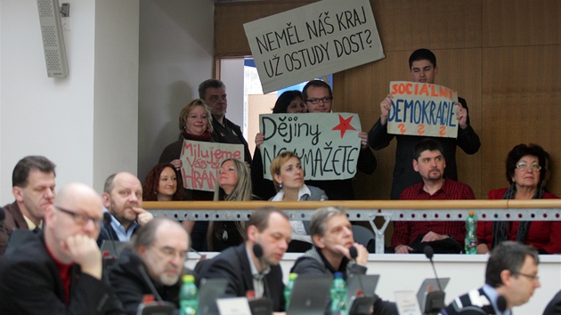 Zstupci student a uitel pili na tvrten zasedn zastupitelstva Karlovarskho kraje s transparenty.
