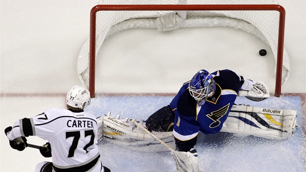 Jeff Carter z Los Angeles skruje do st Briana Elliotta ze St. Louis.