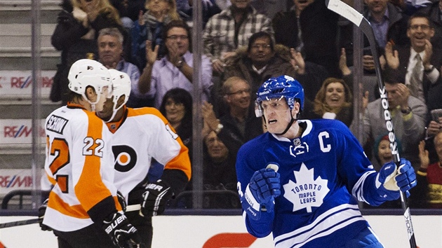 Dion Phaneuf z Toronta se raduje z glu, Luke Schenn (22) a Wayne Simmonds z Philadelphie probraj, co mohli zahrt lpe.