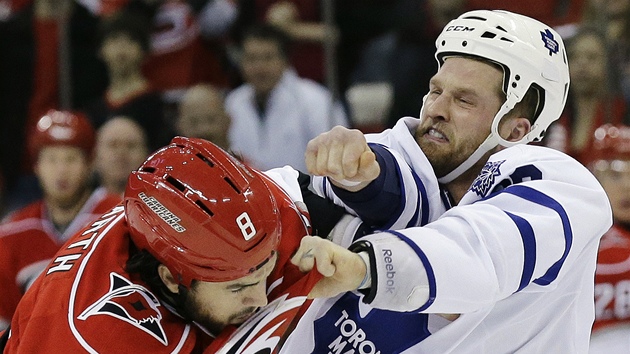 Colton Orr (vpravo) z Toronta v pstnm souboji s Kevinem Westgarthem z Caroliny.