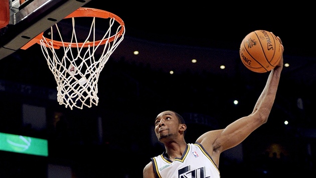 Jeremy Evans z Utahu Jazz neobhjil losk titul nejlepho smeae pi Utkn hvzd NBA.