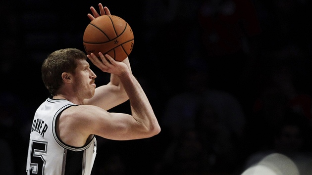 Matt Bonner ze San Antonia Spurs pi exhibinm souti ve stelb za ti body.