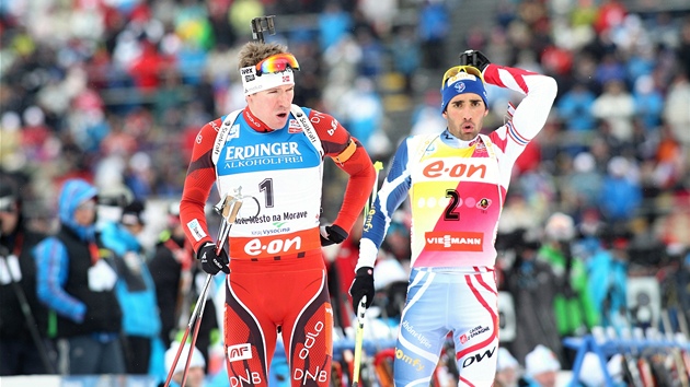 DVA NEJLEP. Norsk biatlonista Emil Hegle Svendsen (vlevo) a Martin Fourcade z Francie obsadili prvn dv pky u v sobotnm sprintu, v nedln sthace sv umstn zopakovali. 