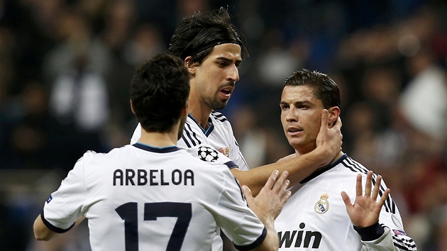 BL OSLAVA. Fotbalist Realu Madrid se raduj z trefy Cristiana Ronalda (vpravo) proti Manchesteru United.