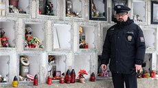 Pětatřicetiletý recidivista z kolumbárií vypáčil 72 okének, vymlátil z nich Pětatřicetiletý recidivista z kolumbárií vypáčil 72 okének, vymlátil z nich