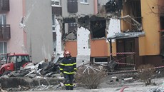 Hasič ve Frenštátě pod Radhoštěm prochází před ruinou domu zdemolovaného Hasič ve Frenštátě pod Radhoštěm prochází před ruinou domu zdemolovaného