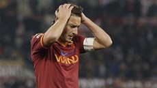 POZOR NA ÚES. Francesco Totti, kapitán AS ím, si cuchá vlasy po zahozené