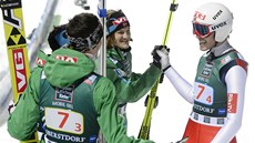 VÍTĚZNÍ NOROVÉ. Andreas Stjemen (vpravo) se po svém skoku raduje s ostatními VÍTĚZNÍ NOROVÉ. Andreas Stjemen (vpravo) se po svém skoku raduje s ostatními